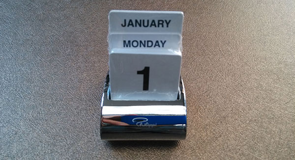  簡(jiǎn)約金屬迷你桌面日歷1