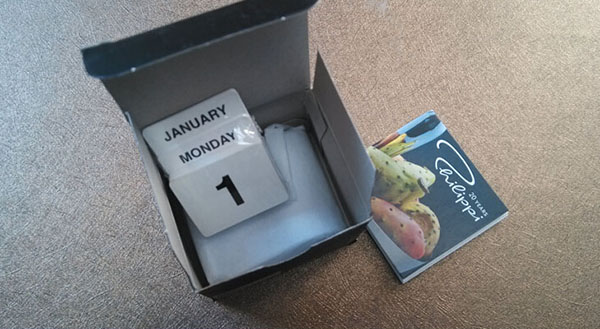  簡(jiǎn)約金屬迷你桌面日歷4